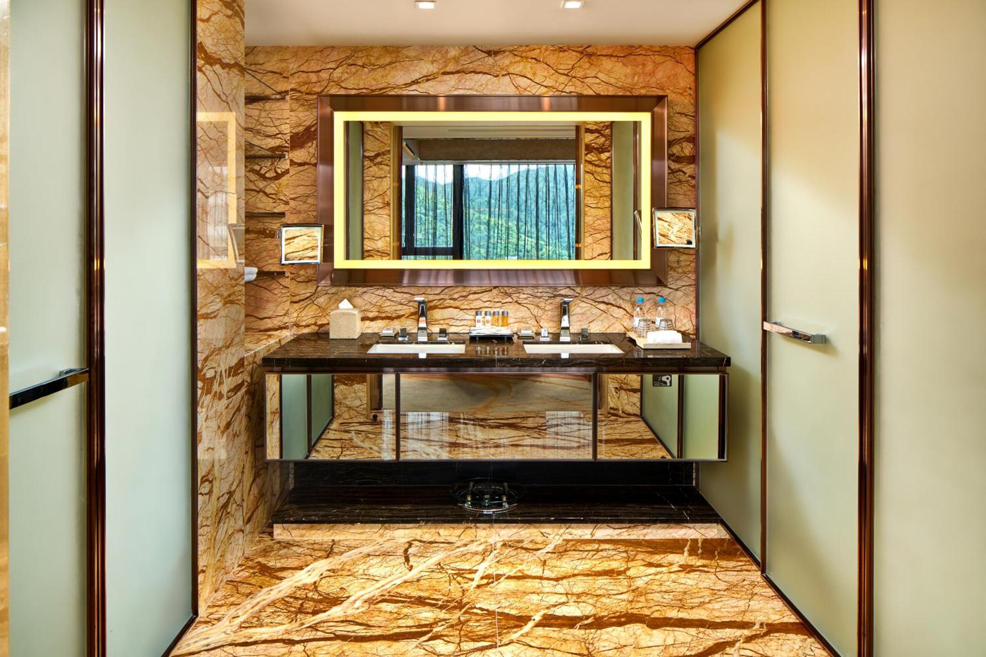 Crowne Plaza Kowloon East By Ihg 5* Hongkong